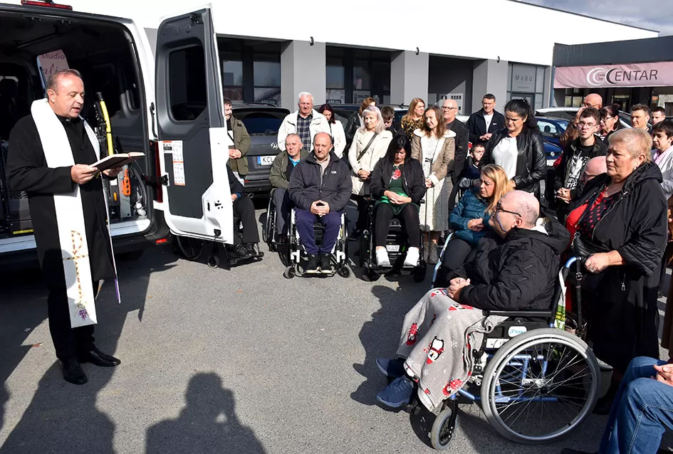 Blagoslovljeno i javnosti predstavljeno novo, prilagođeno vozilo za osobe s invaliditetom