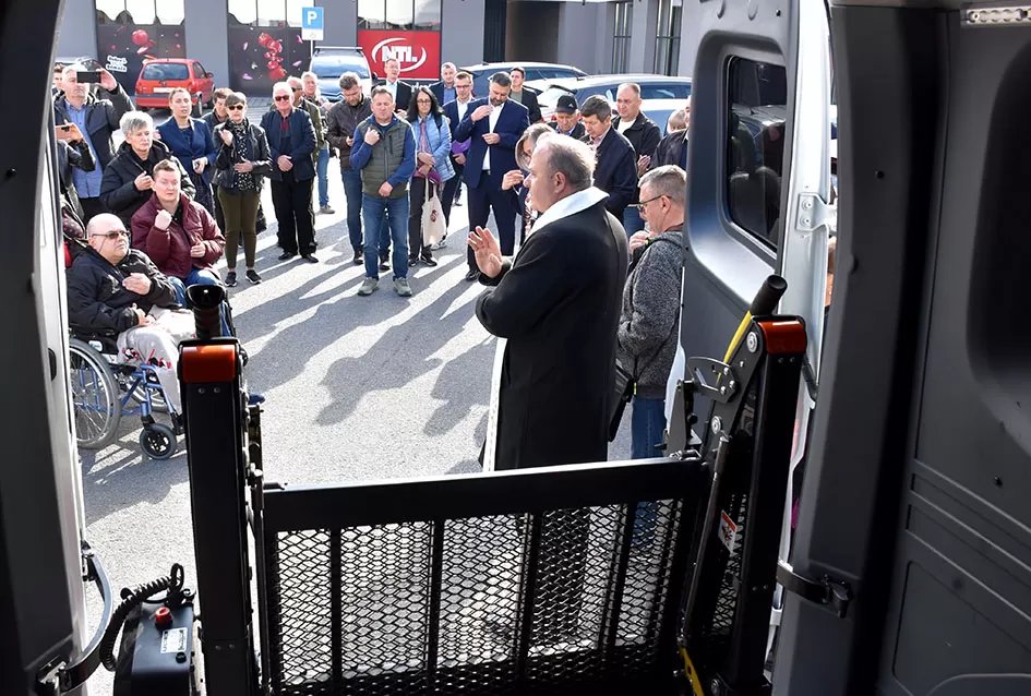 Blagoslovljeno i javnosti predstavljeno novo, prilagođeno vozilo za osobe s invaliditetom