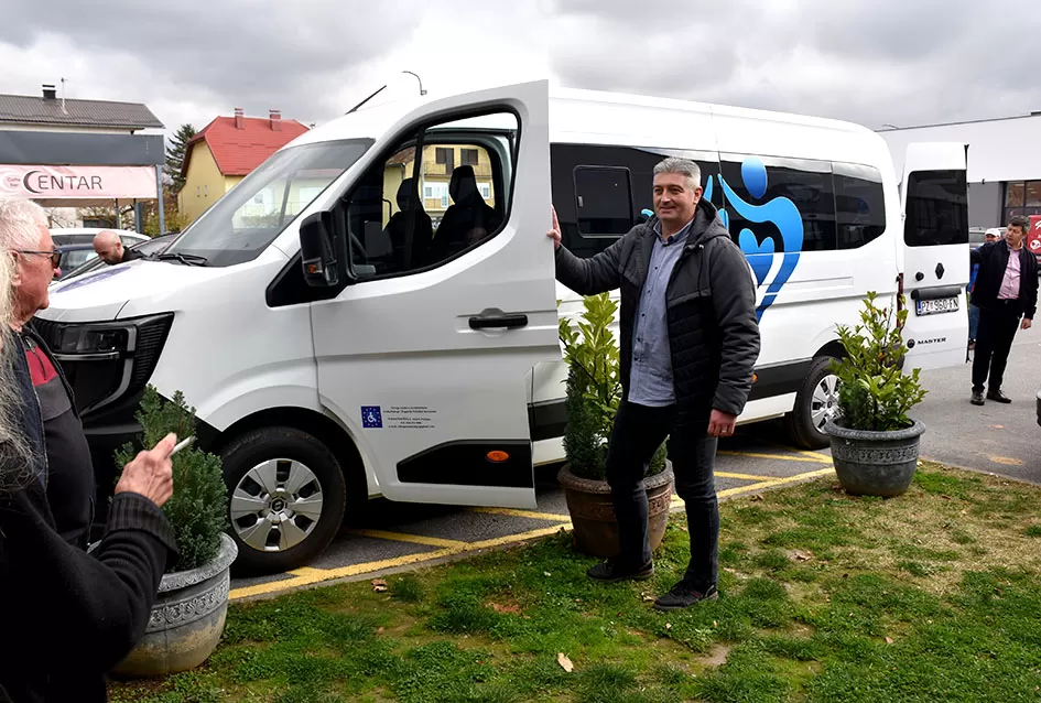 Blagoslovljeno i javnosti predstavljeno novo, prilagođeno vozilo za osobe s invaliditetom