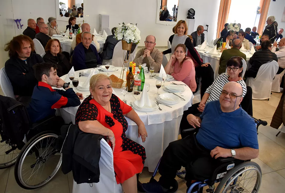 Blagoslovljeno i javnosti predstavljeno novo, prilagođeno vozilo za osobe s invaliditetom