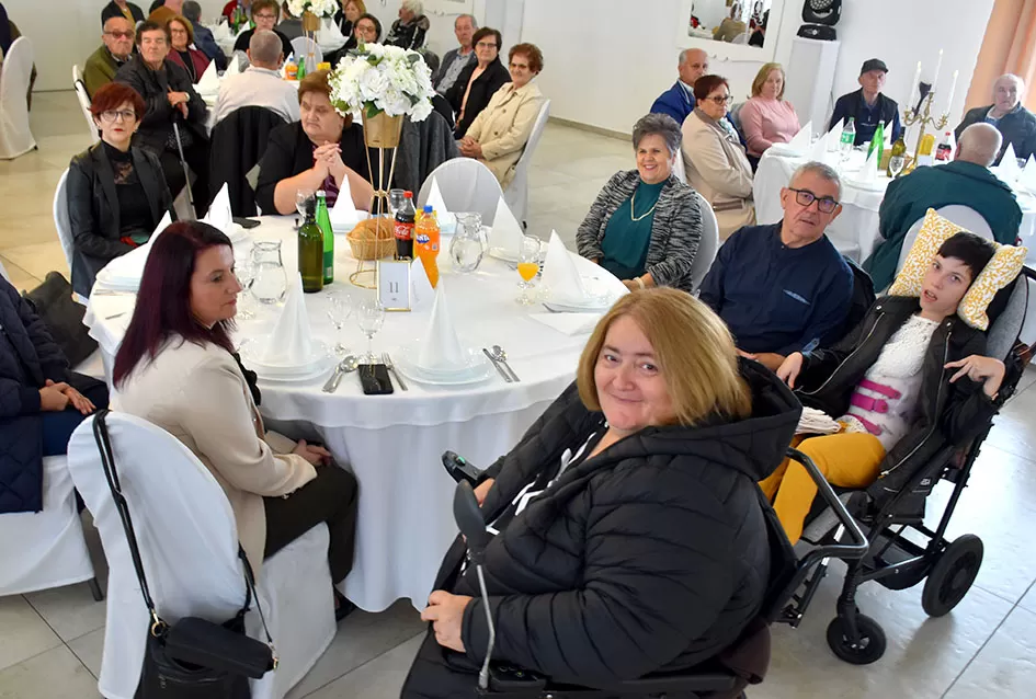 Blagoslovljeno i javnosti predstavljeno novo, prilagođeno vozilo za osobe s invaliditetom