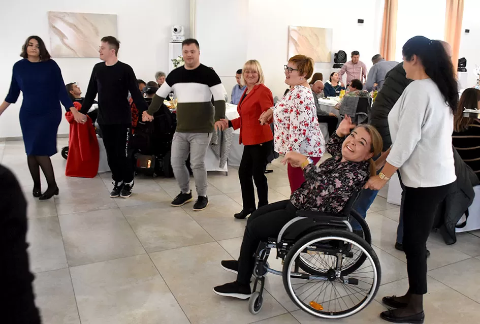 Blagoslovljeno i javnosti predstavljeno novo, prilagođeno vozilo za osobe s invaliditetom