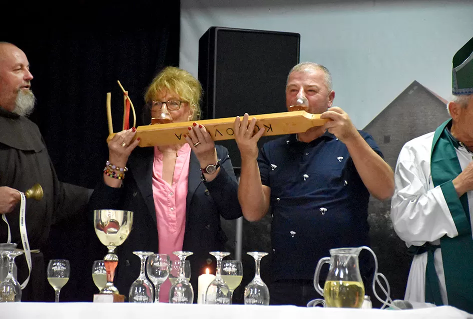 Požega.eu | Martinjska zabava Udruge ʼVino-Kapʼ: Krštenje mošta i vinski zavjeti u Kaptolu