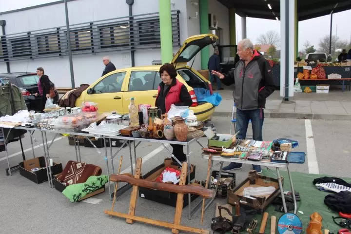 Požega.eu | FOTOZABILJEŠKA: Održan buvljak na pleterničkoj tržnici 