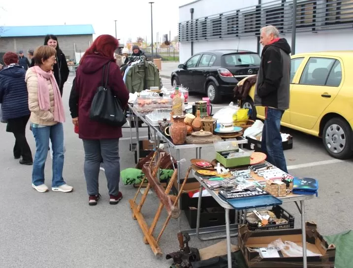 FOTOZABILJEŠKA: Održan buvljak na pleterničkoj tržnici 