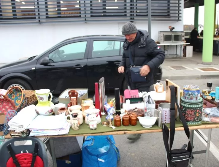 FOTOZABILJEŠKA: Održan buvljak na pleterničkoj tržnici 