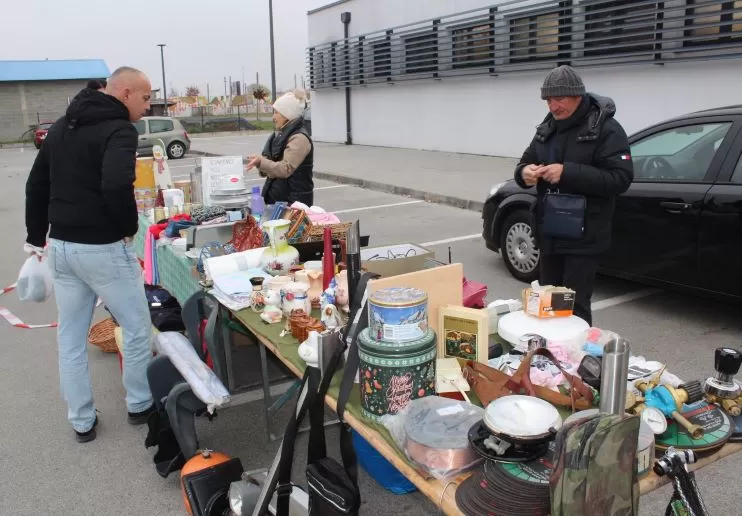FOTOZABILJEŠKA: Održan buvljak na pleterničkoj tržnici 