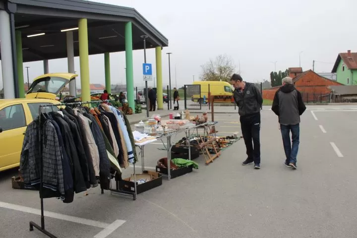 FOTOZABILJEŠKA: Održan buvljak na pleterničkoj tržnici 