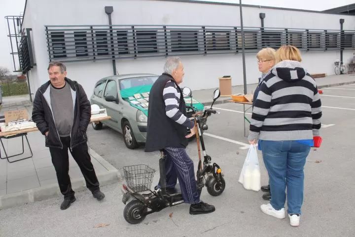 FOTOZABILJEŠKA: Održan buvljak na pleterničkoj tržnici 