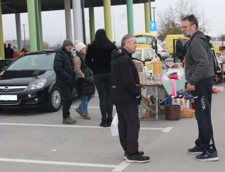 FOTOZABILJEŠKA: Održan buvljak na pleterničkoj tržnici 