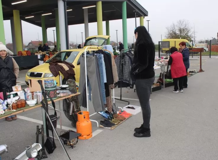 FOTOZABILJEŠKA: Održan buvljak na pleterničkoj tržnici 