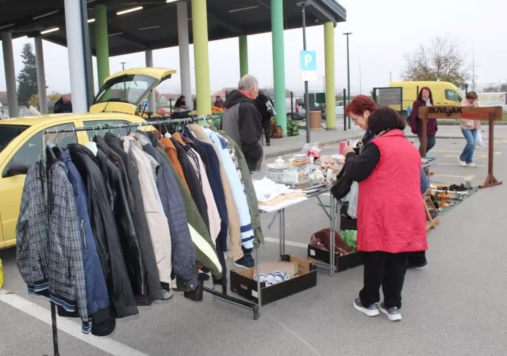 FOTOZABILJEŠKA: Održan buvljak na pleterničkoj tržnici 