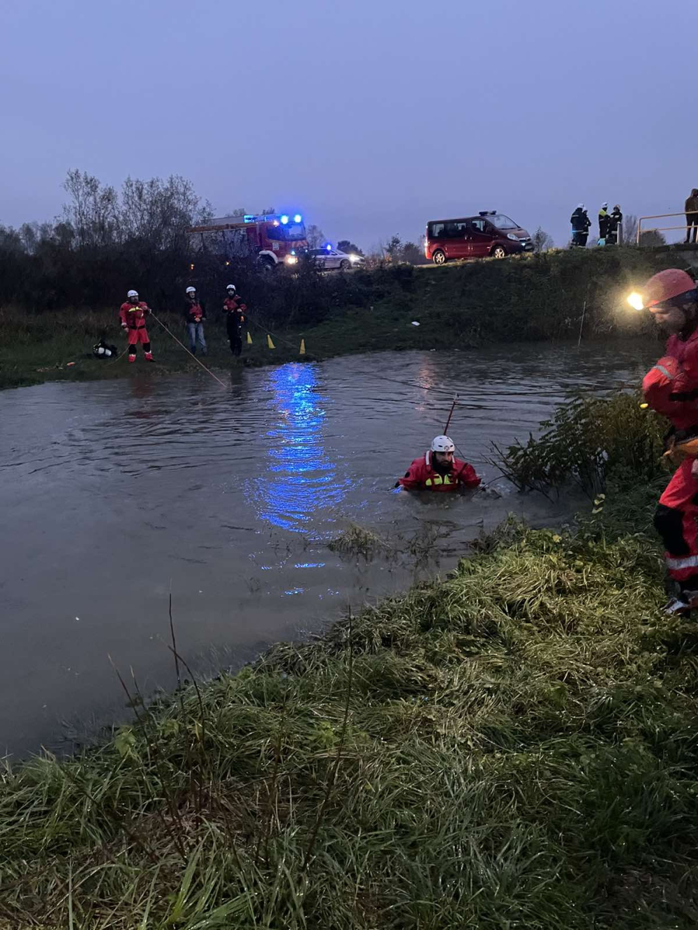 DRAMA U SLOBODNICI: HGSS izvlačio auto iz Mrsunje