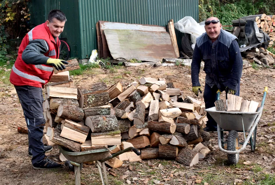Susjedska solidarnost: Požeški glazbenik Ivica Šalata spremno dočekuje zimu!