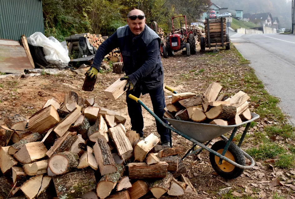 Susjedska solidarnost: Požeški glazbenik Ivica Šalata spremno dočekuje zimu!