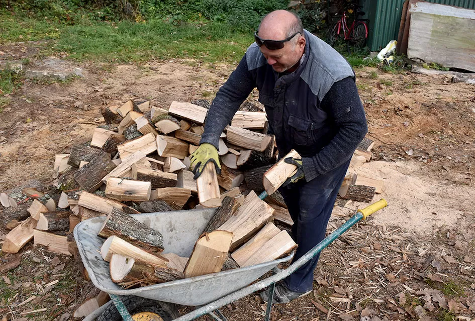 Susjedska solidarnost: Požeški glazbenik Ivica Šalata spremno dočekuje zimu!