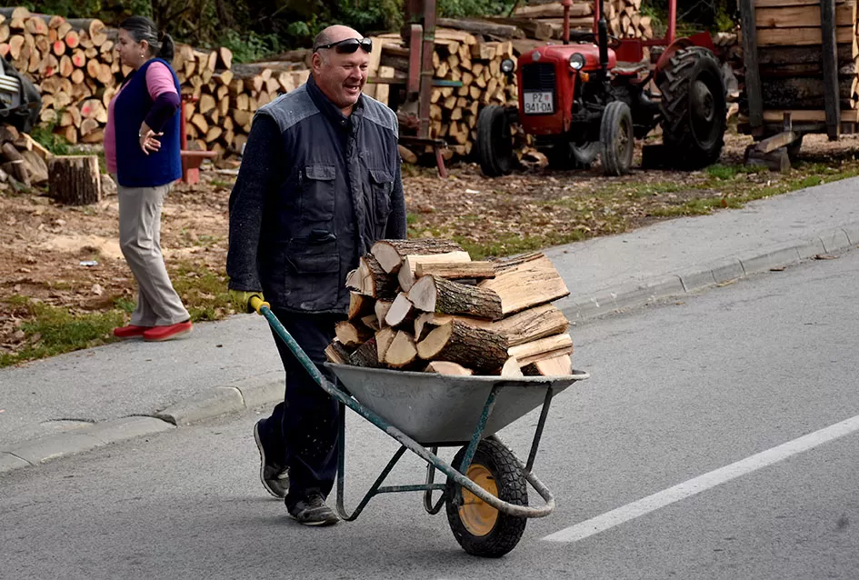 Susjedska solidarnost: Požeški glazbenik Ivica Šalata spremno dočekuje zimu!