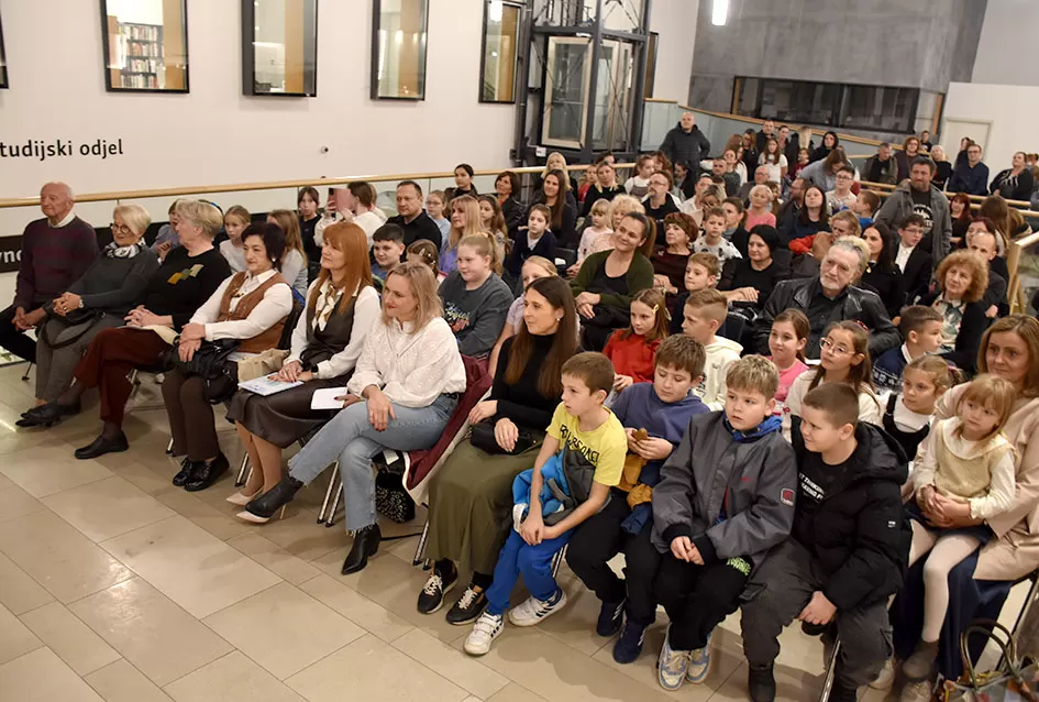 Predstavljena „Naša zimska pjesmoslikovnica“: Knjiga učiteljice Irene Ivetić ilustrirana dječjim radovima učenika OŠ Dobriša Cesarić
