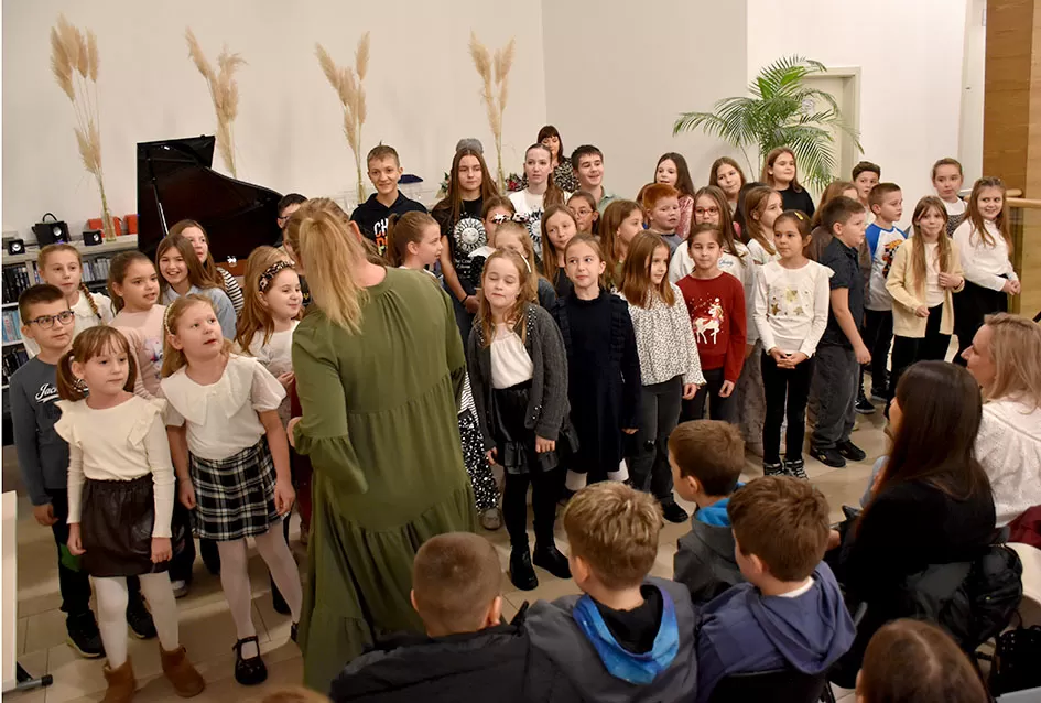 Predstavljena „Naša zimska pjesmoslikovnica“: Knjiga učiteljice Irene Ivetić ilustrirana dječjim radovima učenika OŠ Dobriša Cesarić