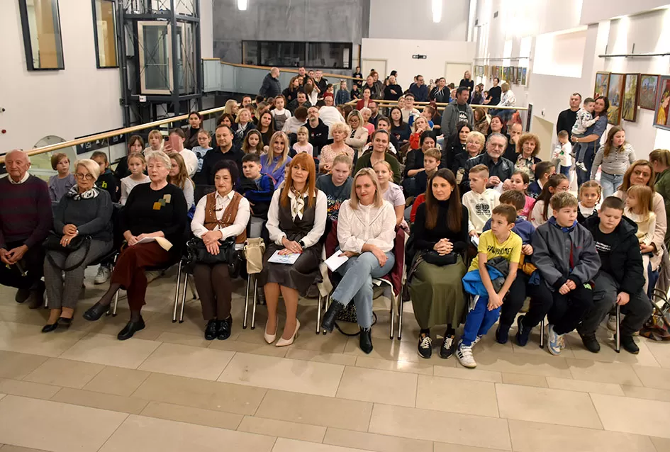 Predstavljena „Naša zimska pjesmoslikovnica“: Knjiga učiteljice Irene Ivetić ilustrirana dječjim radovima učenika OŠ Dobriša Cesarić