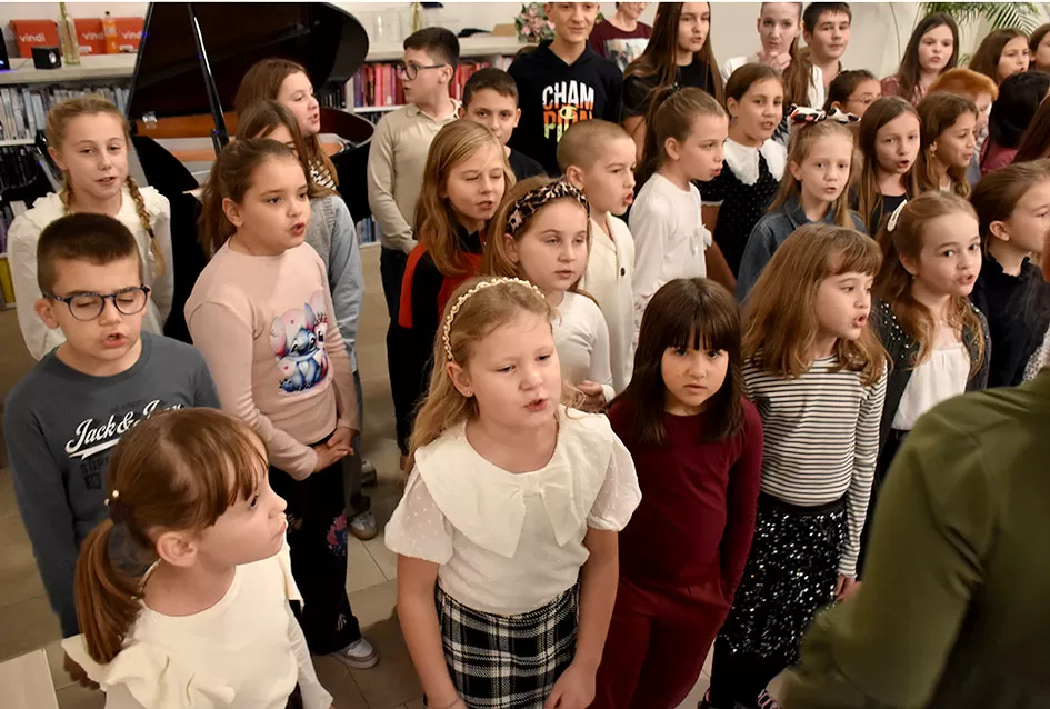 Predstavljena „Naša zimska pjesmoslikovnica“: Knjiga učiteljice Irene Ivetić ilustrirana dječjim radovima učenika OŠ Dobriša Cesarić