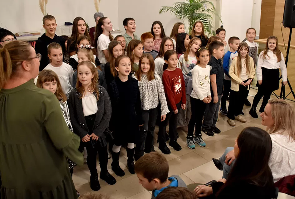 Predstavljena „Naša zimska pjesmoslikovnica“: Knjiga učiteljice Irene Ivetić ilustrirana dječjim radovima učenika OŠ Dobriša Cesarić