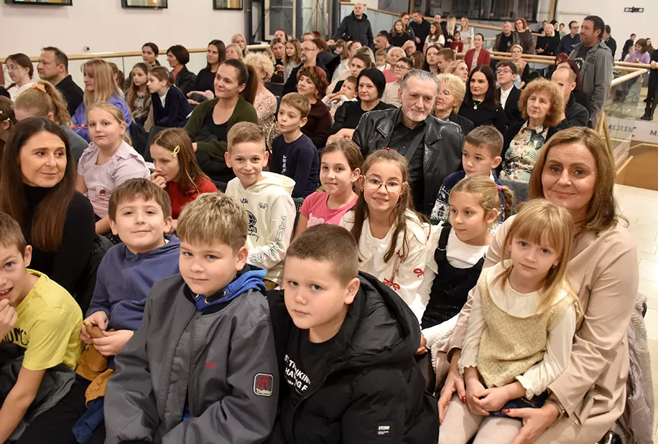 Predstavljena „Naša zimska pjesmoslikovnica“: Knjiga učiteljice Irene Ivetić ilustrirana dječjim radovima učenika OŠ Dobriša Cesarić