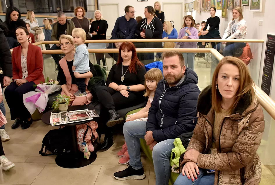 Predstavljena „Naša zimska pjesmoslikovnica“: Knjiga učiteljice Irene Ivetić ilustrirana dječjim radovima učenika OŠ Dobriša Cesarić