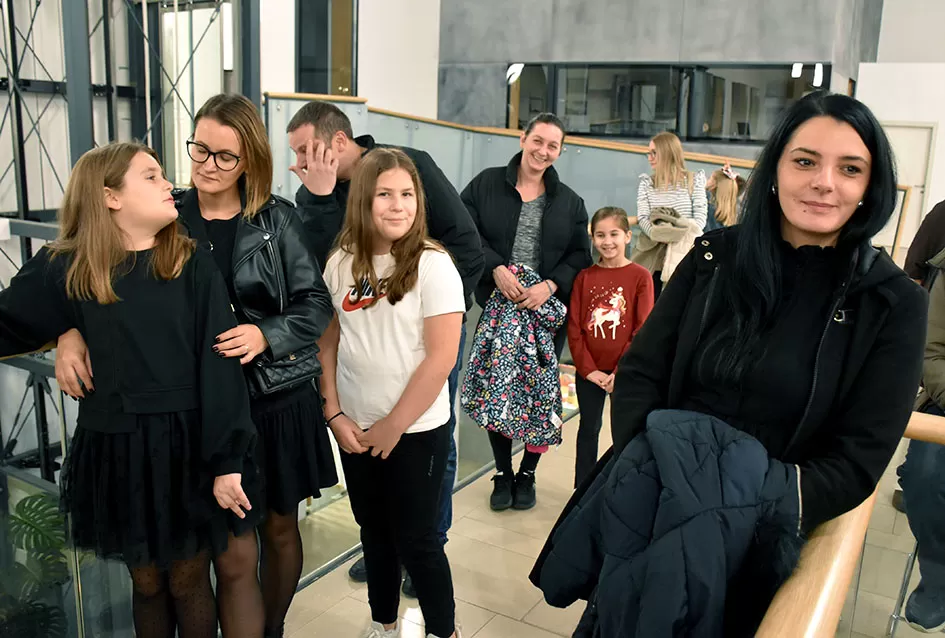 Predstavljena „Naša zimska pjesmoslikovnica“: Knjiga učiteljice Irene Ivetić ilustrirana dječjim radovima učenika OŠ Dobriša Cesarić