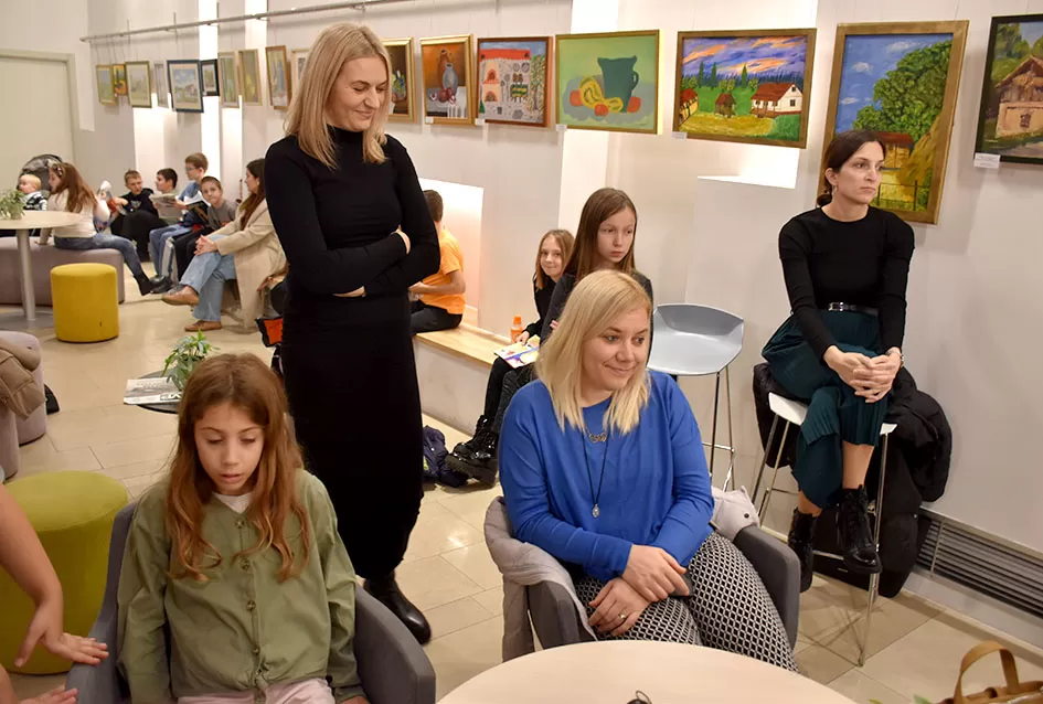 Predstavljena „Naša zimska pjesmoslikovnica“: Knjiga učiteljice Irene Ivetić ilustrirana dječjim radovima učenika OŠ Dobriša Cesarić