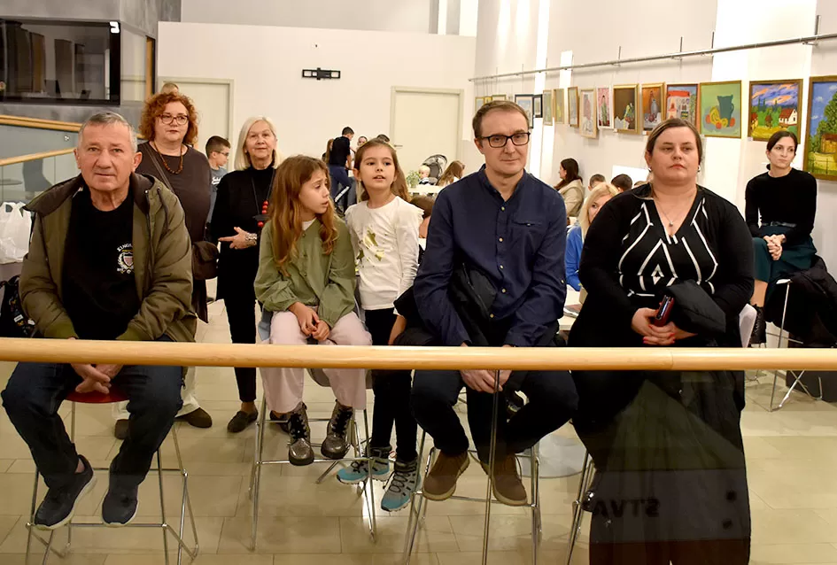 Predstavljena „Naša zimska pjesmoslikovnica“: Knjiga učiteljice Irene Ivetić ilustrirana dječjim radovima učenika OŠ Dobriša Cesarić