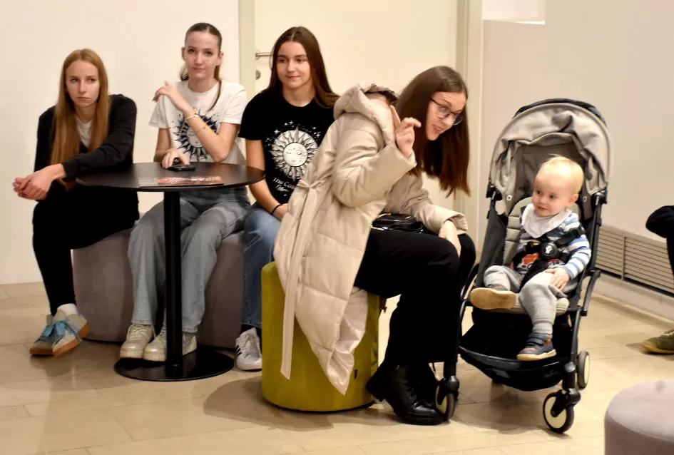 Predstavljena „Naša zimska pjesmoslikovnica“: Knjiga učiteljice Irene Ivetić ilustrirana dječjim radovima učenika OŠ Dobriša Cesarić