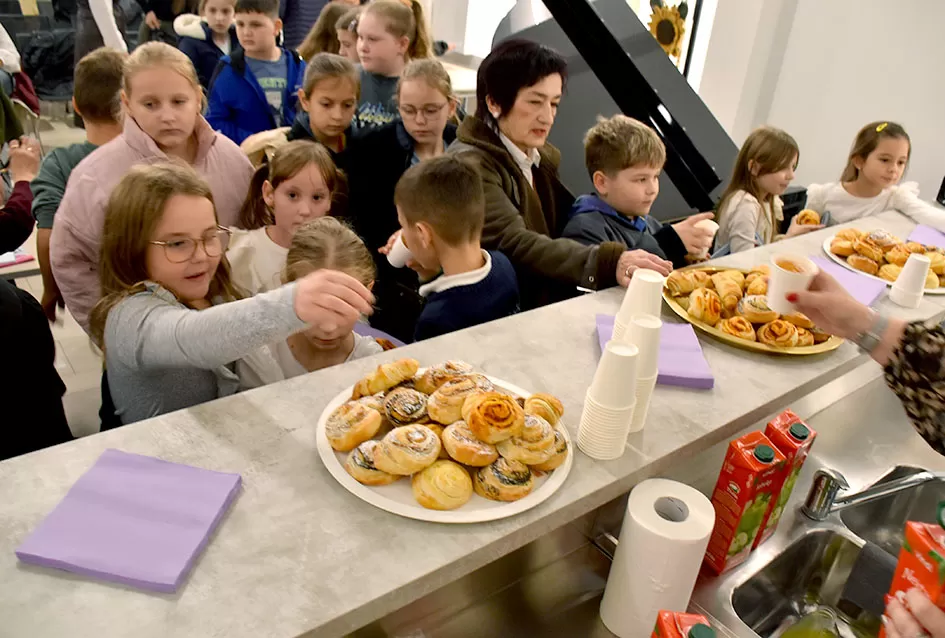 Predstavljena „Naša zimska pjesmoslikovnica“: Knjiga učiteljice Irene Ivetić ilustrirana dječjim radovima učenika OŠ Dobriša Cesarić