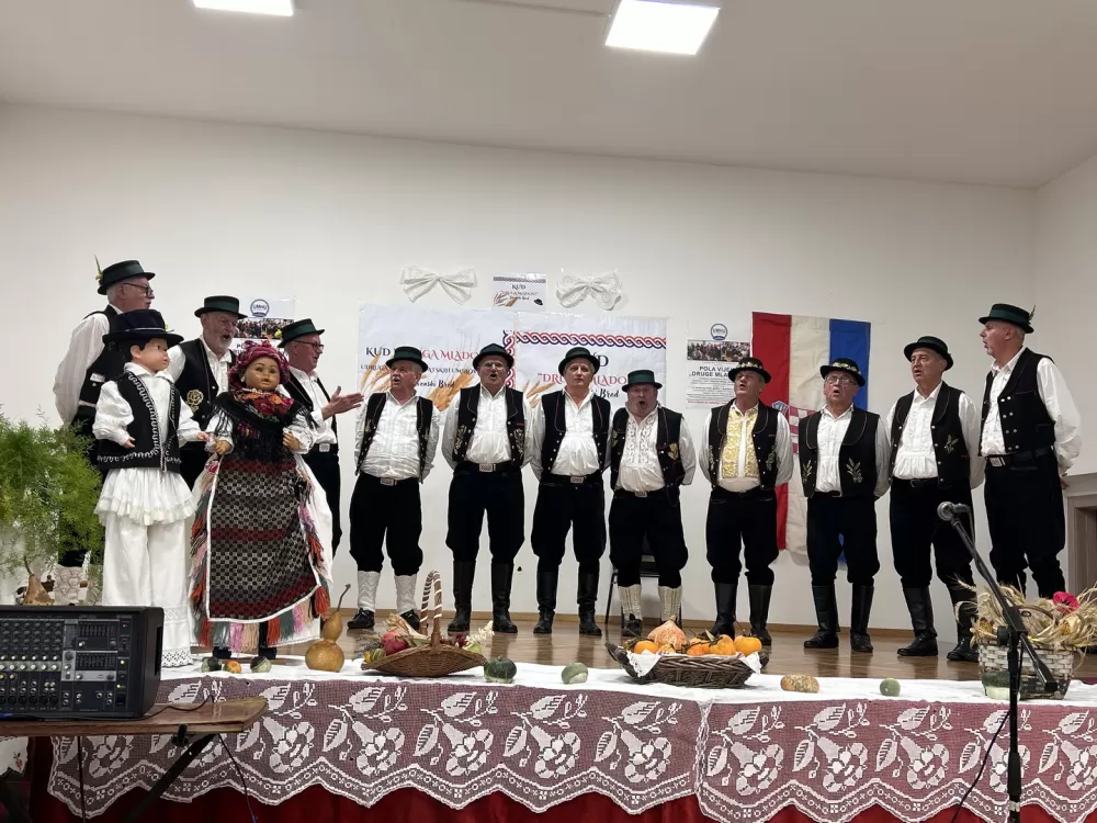 Umirovljenici proslavili 50 godina rada svoje folklorne sekcije