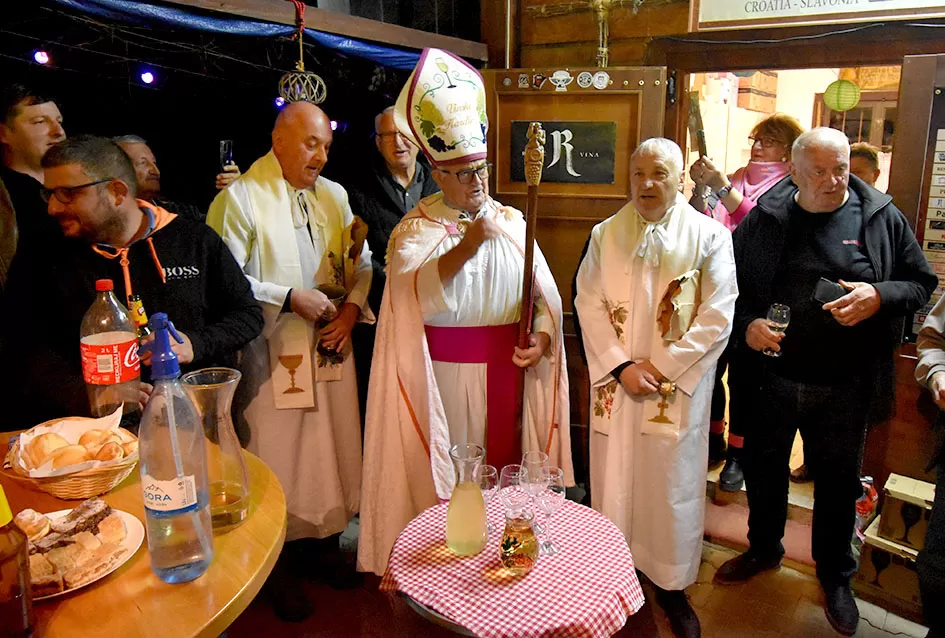 Požeška poduzetnica Ivanka Doiković proslavila Martinje: Franjo Lucić i Marinko Markota novi vinski kumovi