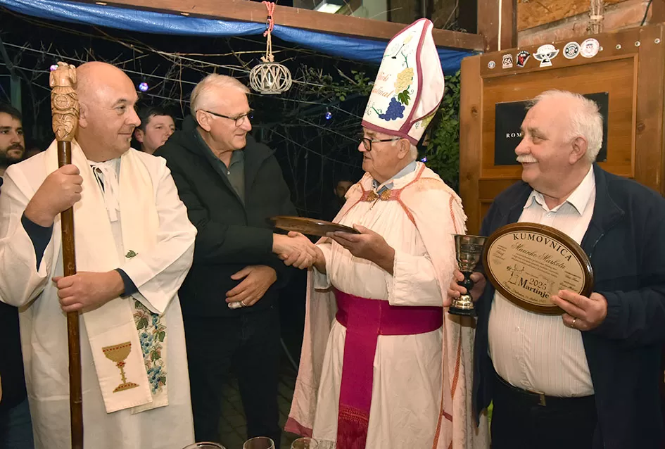 Požeška poduzetnica Ivanka Doiković proslavila Martinje: Franjo Lucić i Marinko Markota novi vinski kumovi