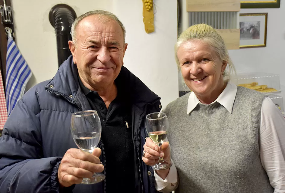 Požeška poduzetnica Ivanka Doiković proslavila Martinje: Franjo Lucić i Marinko Markota novi vinski kumovi