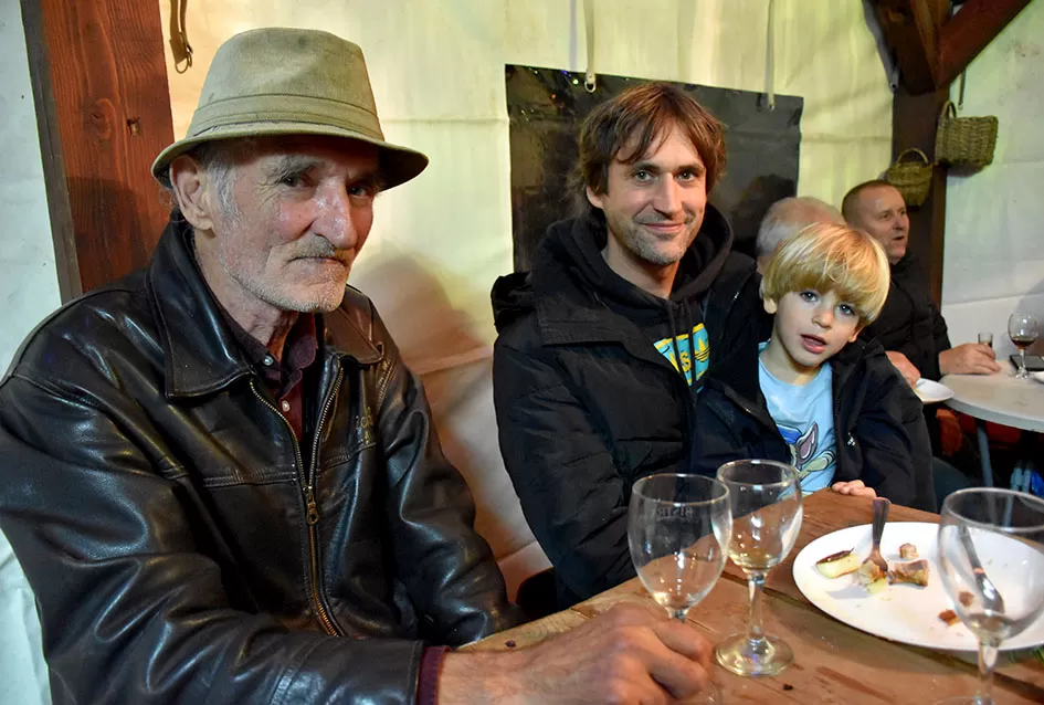 Požeška poduzetnica Ivanka Doiković proslavila Martinje: Franjo Lucić i Marinko Markota novi vinski kumovi