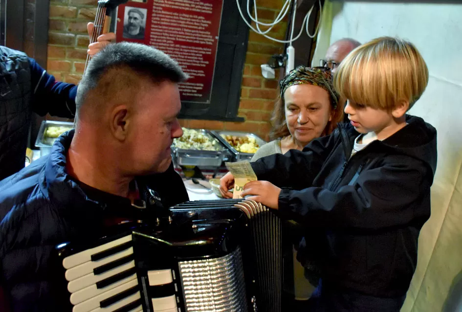 Požeška poduzetnica Ivanka Doiković proslavila Martinje: Franjo Lucić i Marinko Markota novi vinski kumovi