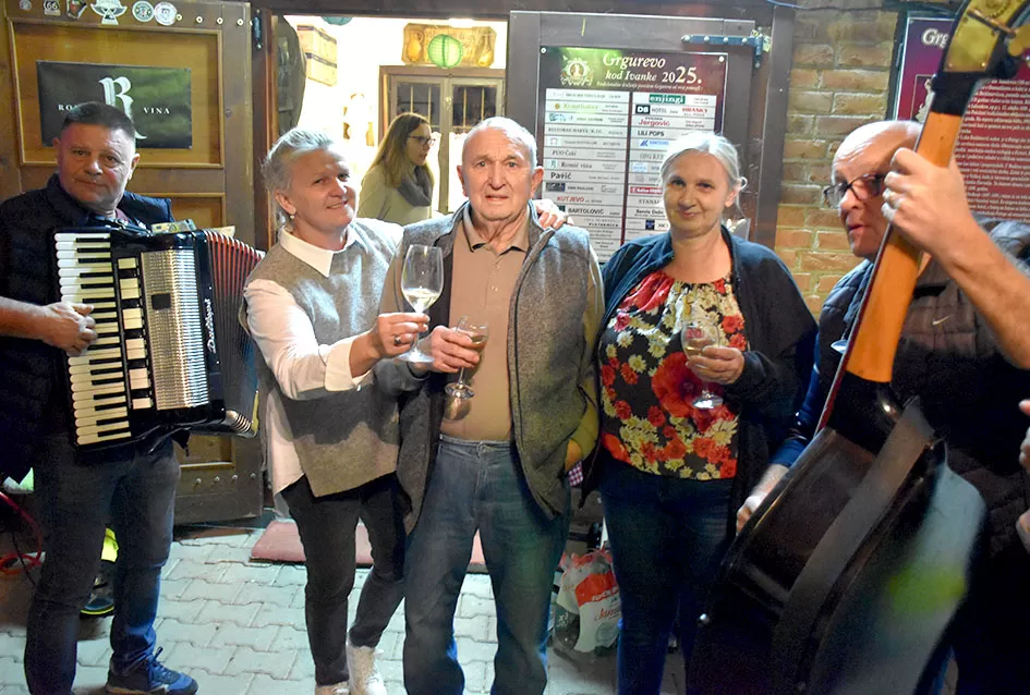 Požeška poduzetnica Ivanka Doiković proslavila Martinje: Franjo Lucić i Marinko Markota novi vinski kumovi