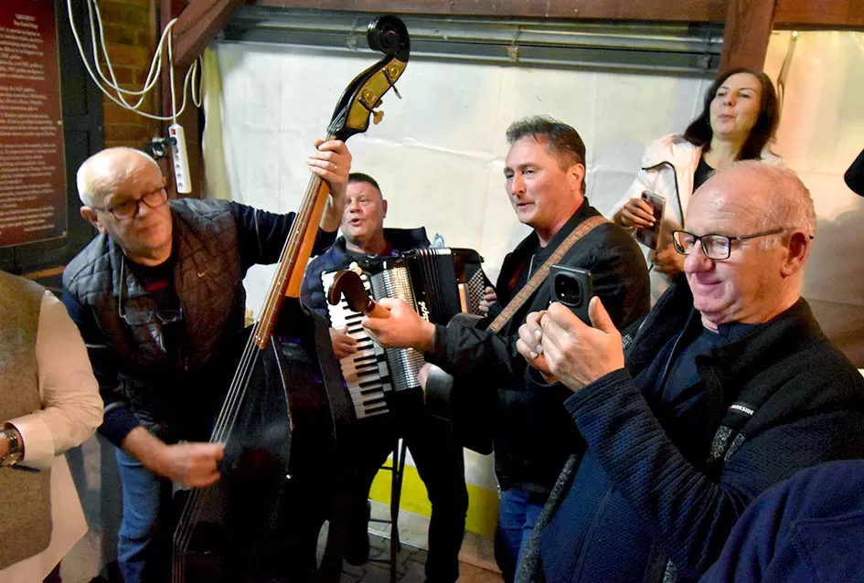 Požeška poduzetnica Ivanka Doiković proslavila Martinje: Franjo Lucić i Marinko Markota novi vinski kumovi