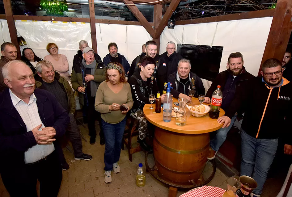 Požeška poduzetnica Ivanka Doiković proslavila Martinje: Franjo Lucić i Marinko Markota novi vinski kumovi