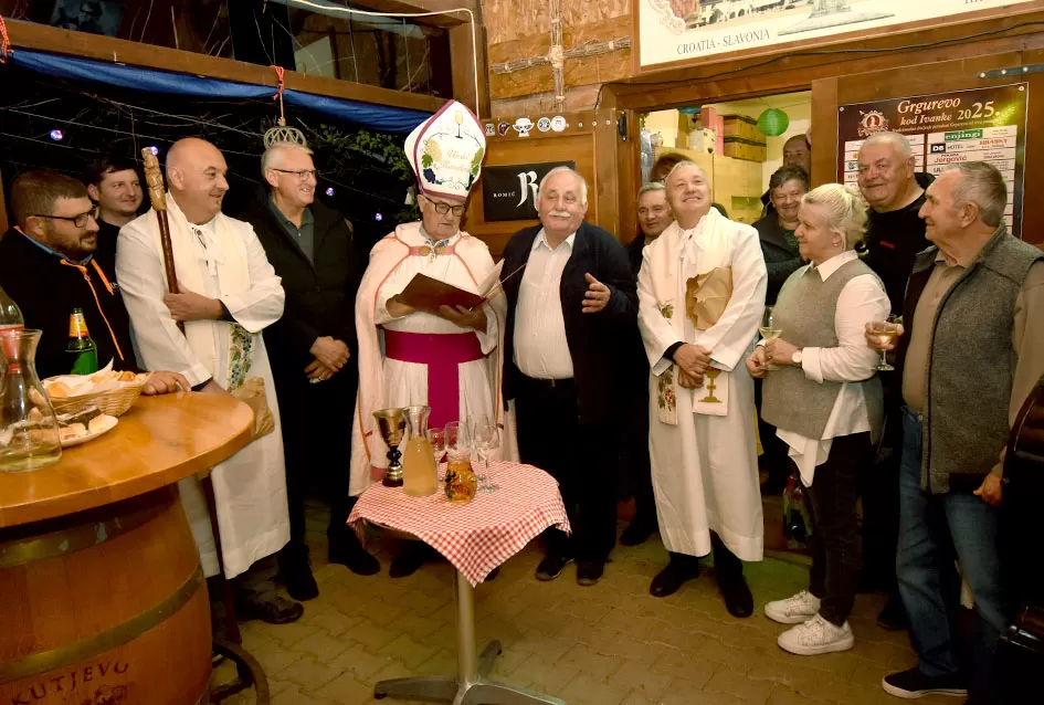 Požeška poduzetnica Ivanka Doiković proslavila Martinje: Franjo Lucić i Marinko Markota novi vinski kumovi