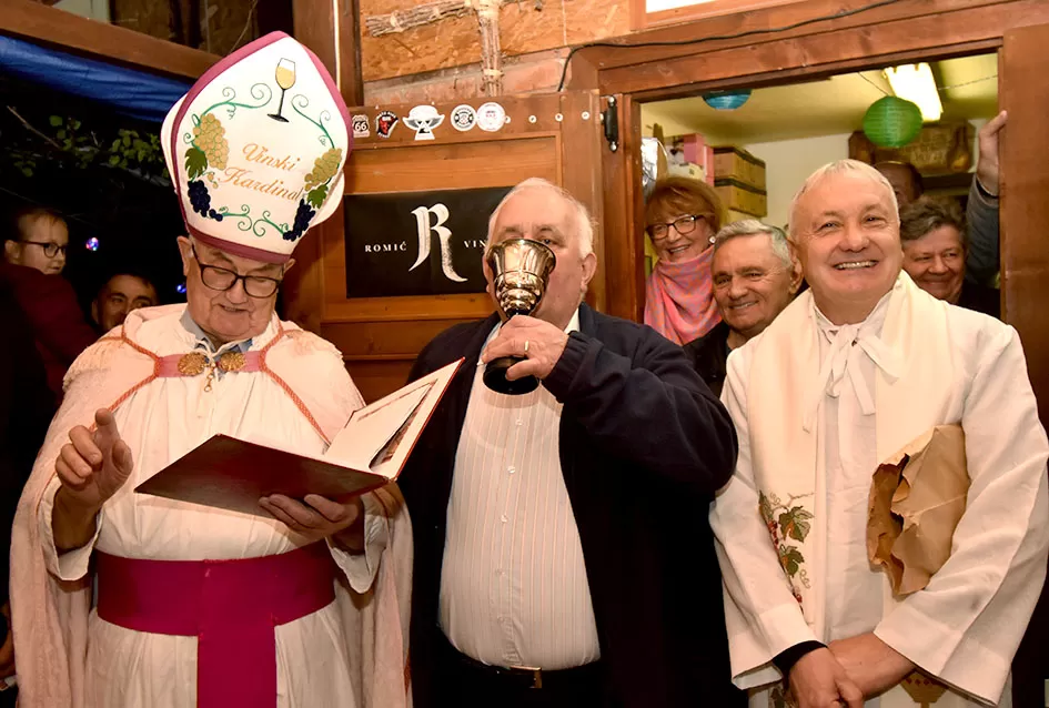 Požeška poduzetnica Ivanka Doiković proslavila Martinje: Franjo Lucić i Marinko Markota novi vinski kumovi