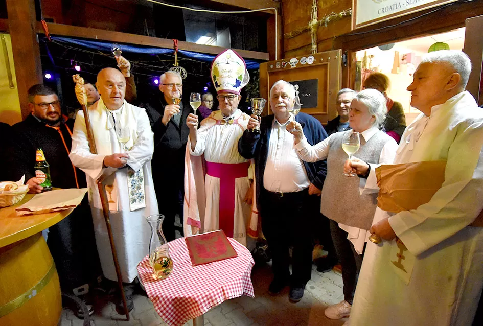 Požeška poduzetnica Ivanka Doiković proslavila Martinje: Franjo Lucić i Marinko Markota novi vinski kumovi