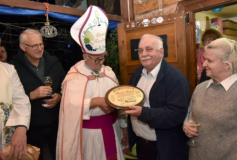 Požeška poduzetnica Ivanka Doiković proslavila Martinje: Franjo Lucić i Marinko Markota novi vinski kumovi