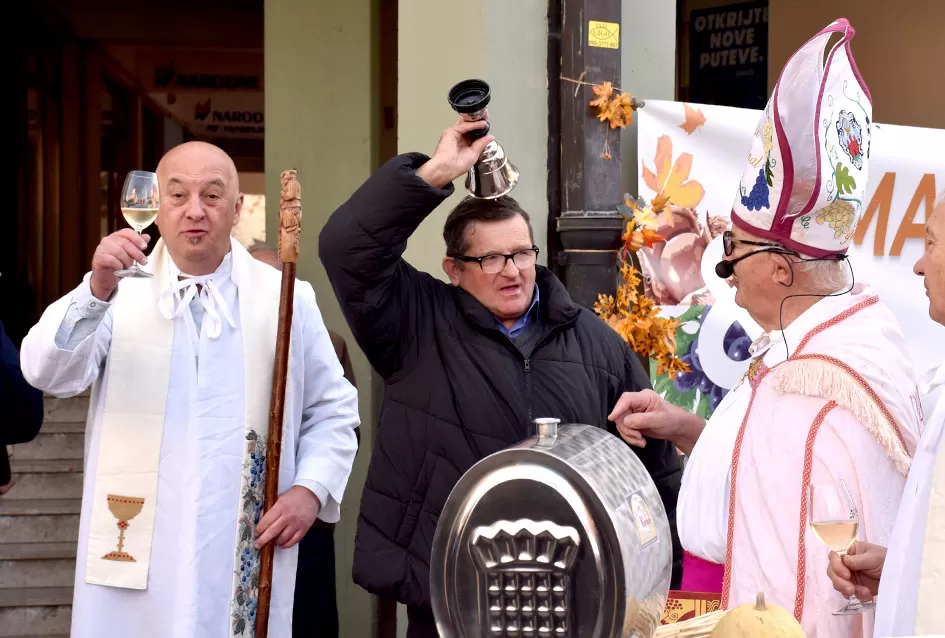 Požega.eu | Požega proslavila Martinje u duhu tradicije: Središte grada odjekivalo obredom krštenja mošta!
