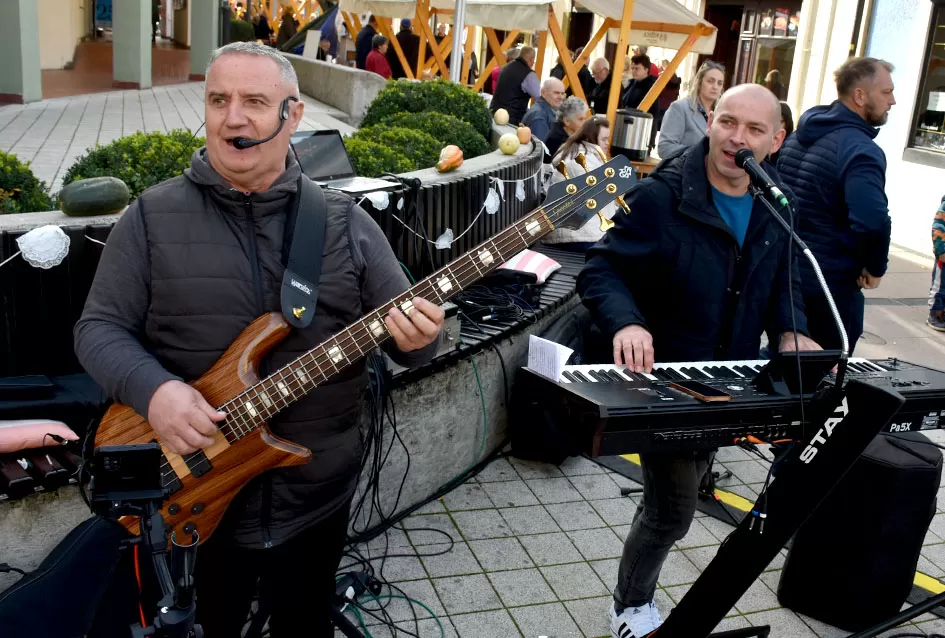 Požega proslavila Martinje u duhu tradicije: Središte grada odjekivalo obredom krštenja mošta!