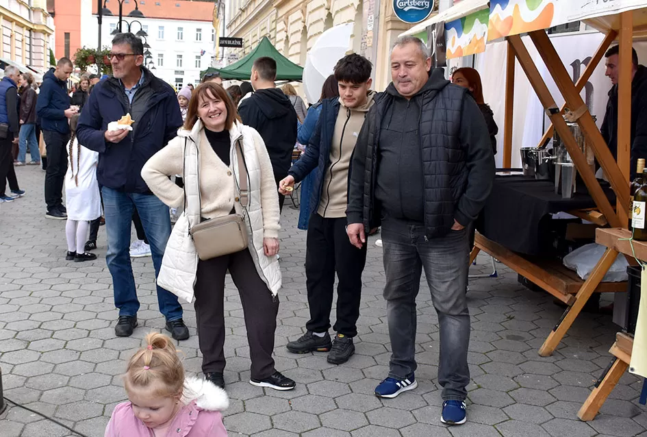 Požega proslavila Martinje u duhu tradicije: Središte grada odjekivalo obredom krštenja mošta!
