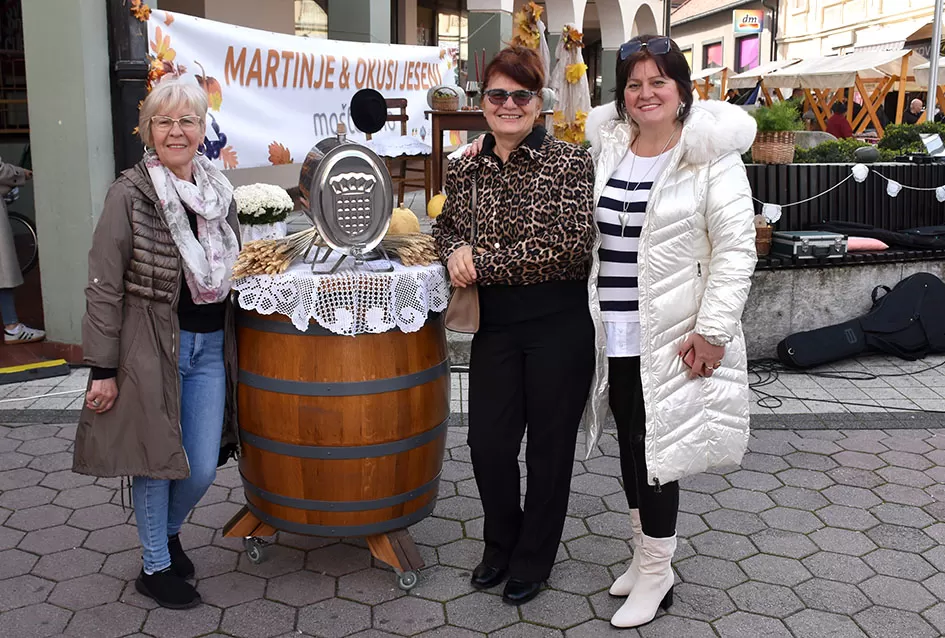 Požega proslavila Martinje u duhu tradicije: Središte grada odjekivalo obredom krštenja mošta!